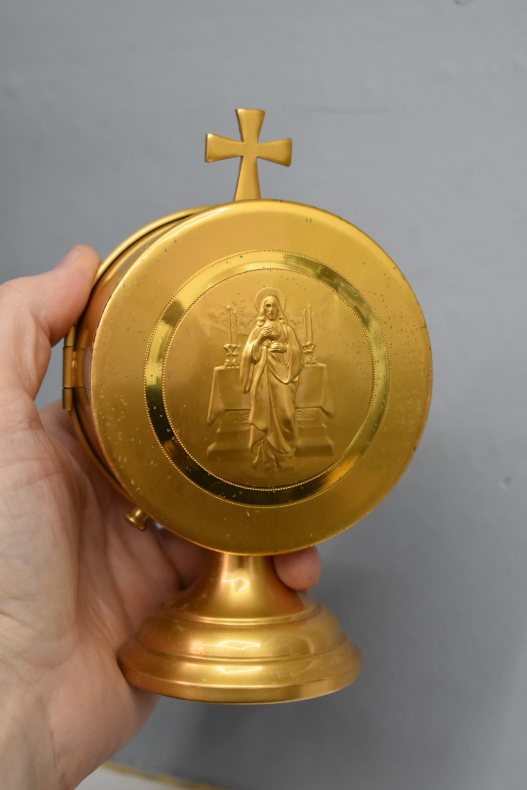 Older Vintage Luna Holder with Jesus on the Cover, Gold Plated (CU285)