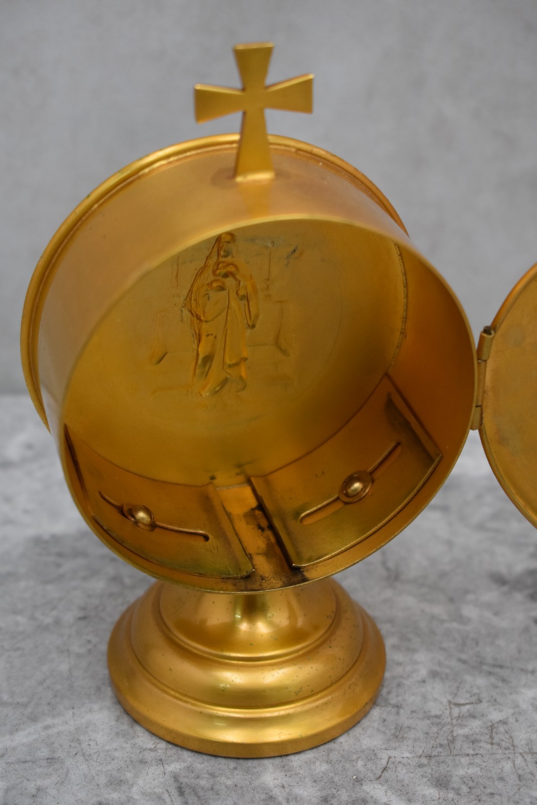 Older Vintage Luna Holder with Jesus on the Cover, Gold Plated (CU285)