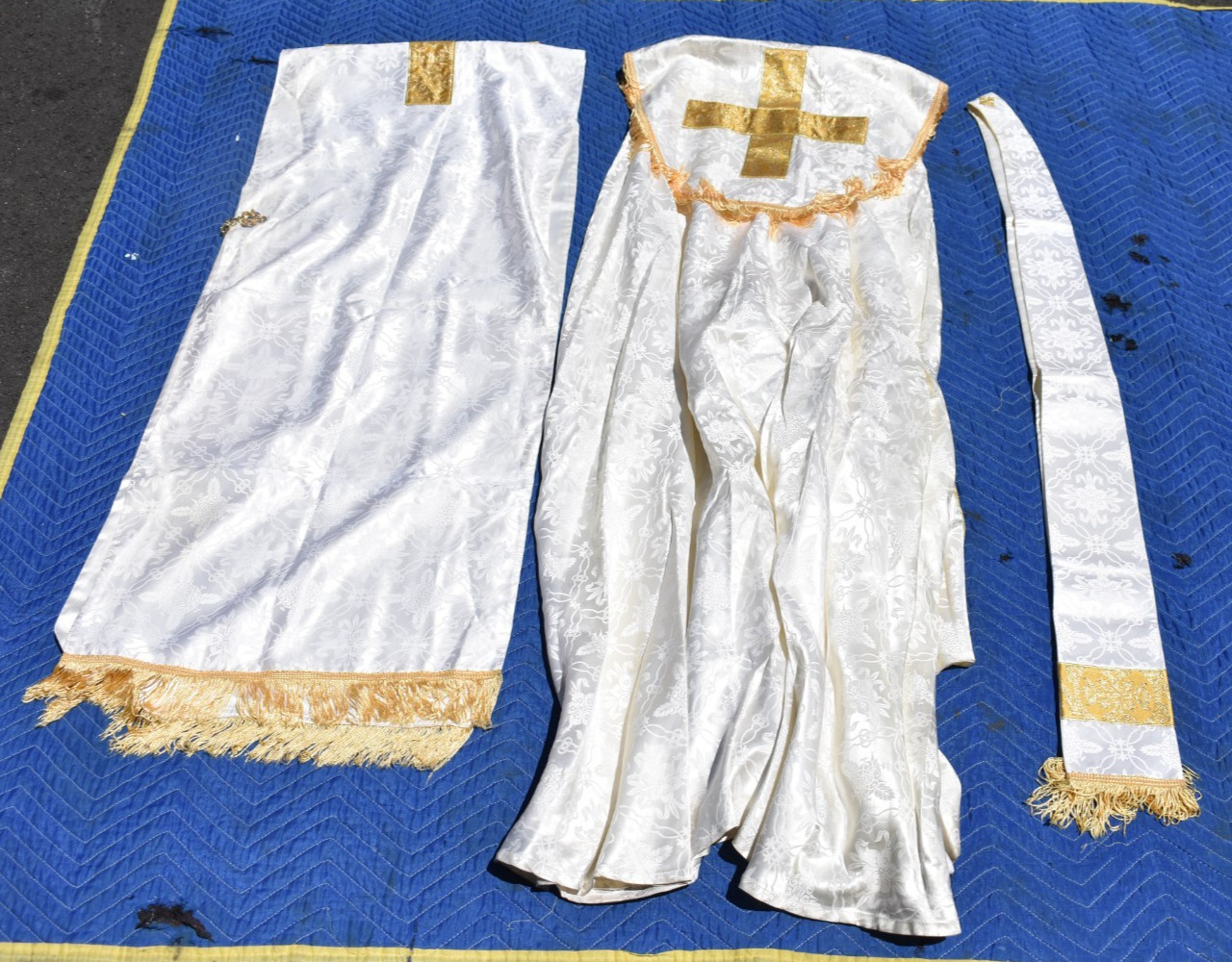 + Used White & Gold Set + Cope + Humeral Veil + Stole + House of Hansen +(#V474)