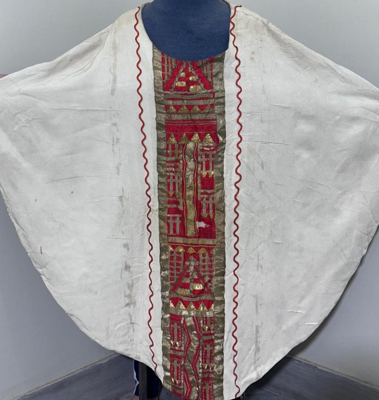 Used White Vestment, Roman Style Chasuble, No Stole, Antique (#1836) chalice co.