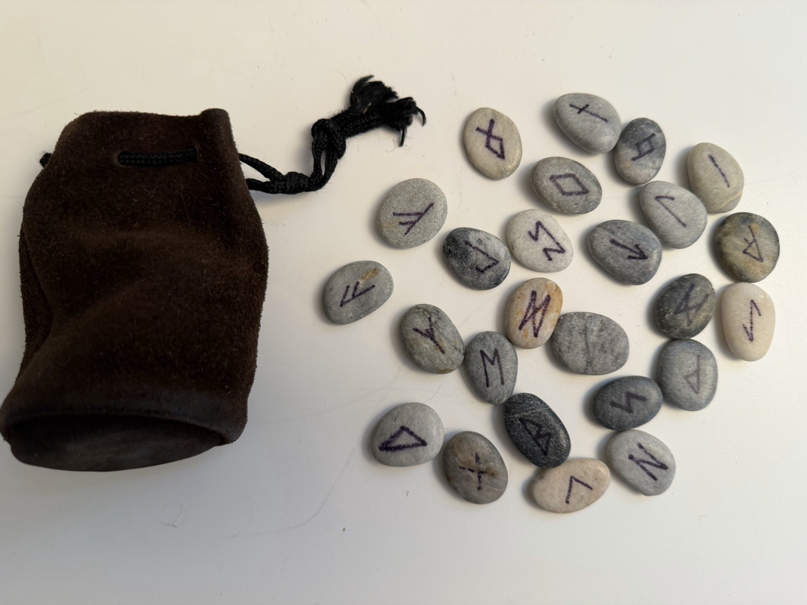 Vtg 25 Pc Elder Futhark RUNE STONE SET Ancient Norse Viking Pagan Symbols / Bag