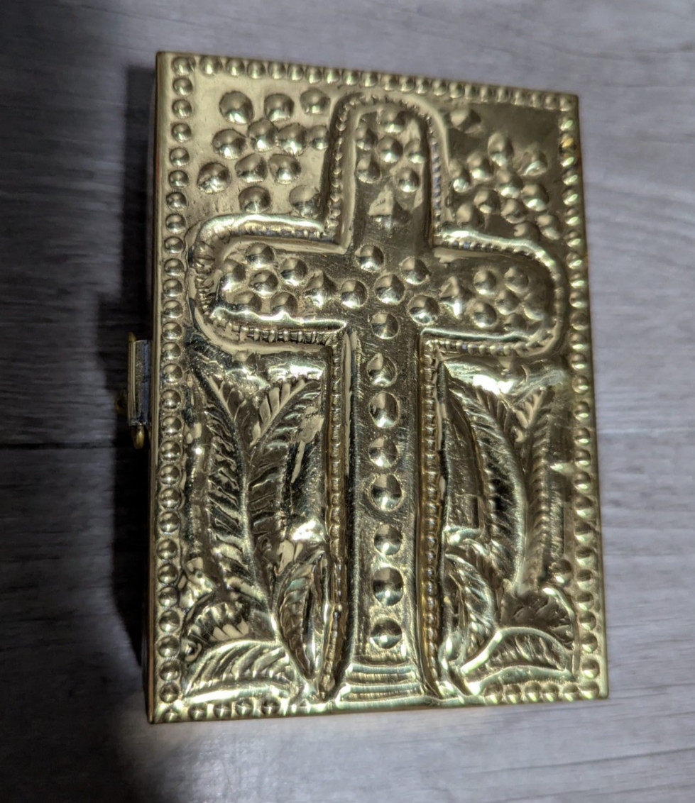 Vtg 4×2.75×1.5″ Ornate Gold Tone Metal Raised Relief Cross Trinket Box Art Decor