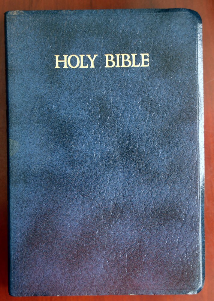 HOLY BIBLE KJV Red Letter Self-Pronouncing Thomas Nelson Dark Blue Covers 1984